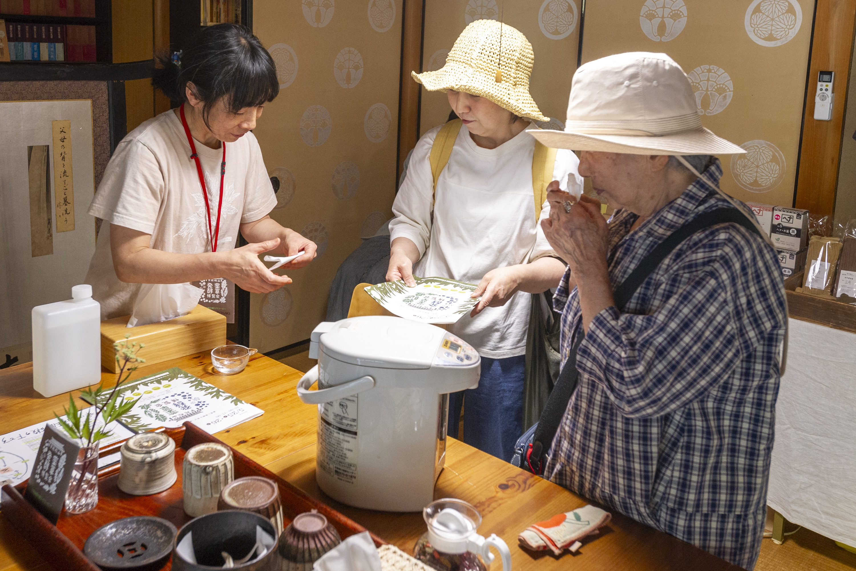 薬草茶の試飲